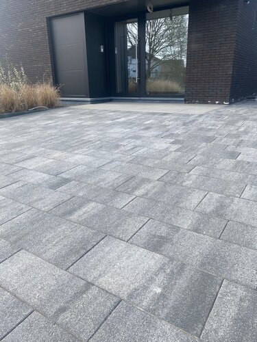 betonklinkers betontegels rockstone megalinea slate grey grijs genuanceerd uitgewassen oprit paden strak modern