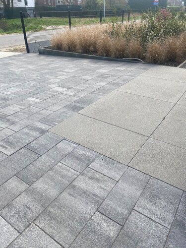 megategels betontegels rockstone megalinea slate grey uitgewassen oprit paden strak modern