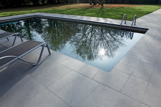 Peperino dark g54 Natuursteen terrastegels